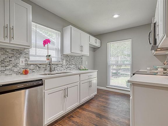 2nd image of 2902 Robin Hill Ln