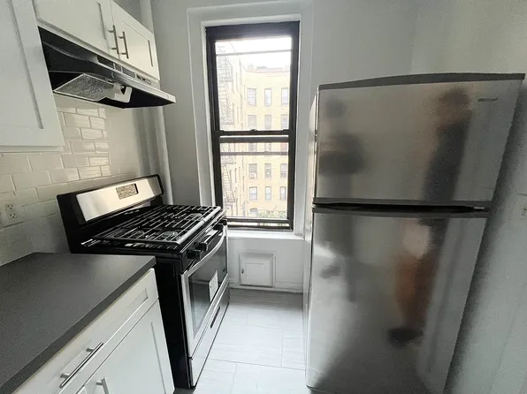 25-21 31st Avenue image 2 of 5