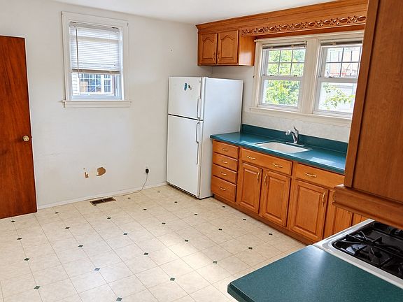4th image of 223 East St