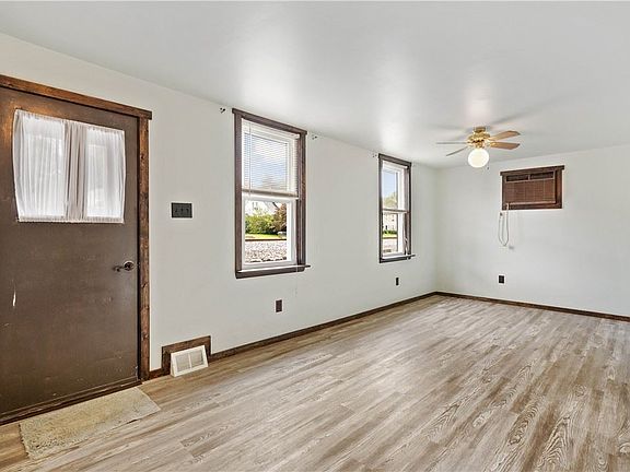 3rd image of 226 2nd Ave