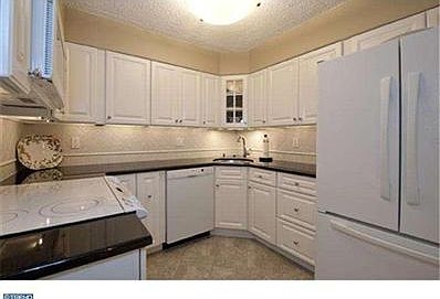 3rd image of 1704 N Park Dr APT 208