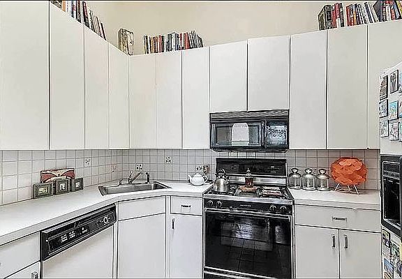 4th image of 338 W 72nd St APT 4F
