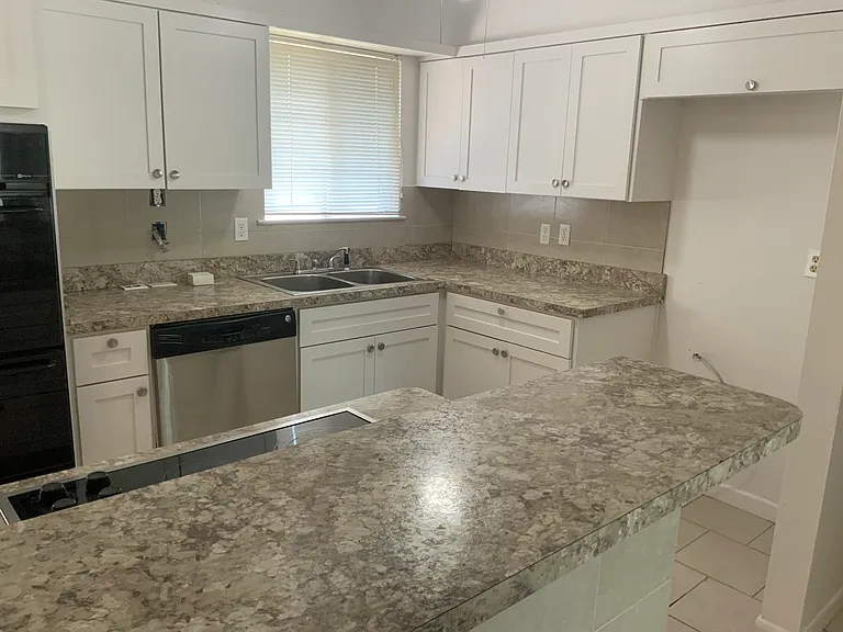 713 Clover Park Dr — Photo 16