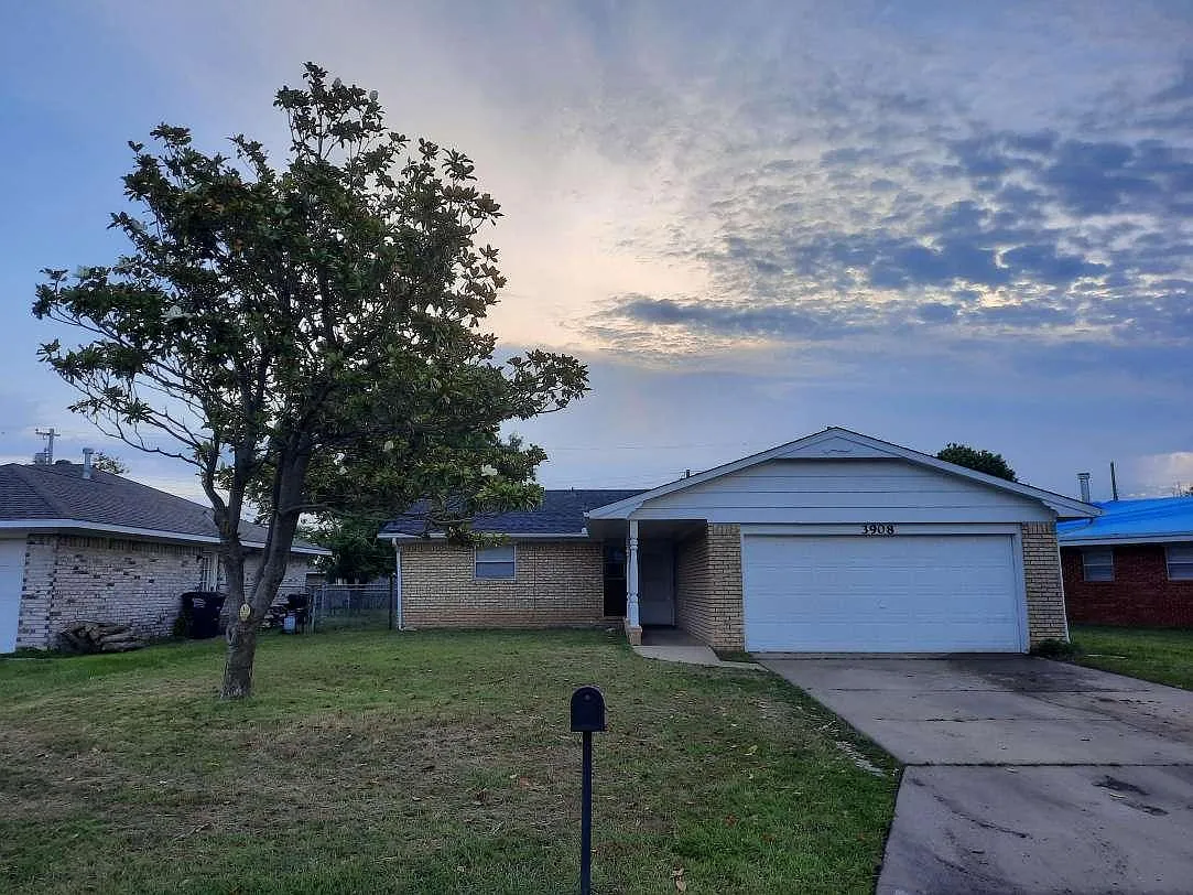 3 bed, 1.5 bath, 1088 sqft, $1,395 — Photo 2