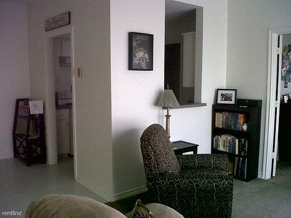 Pass through from kitchen to living - great for entertaining