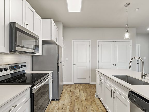 Stainless Steel Appliances and Quartz Countertops
