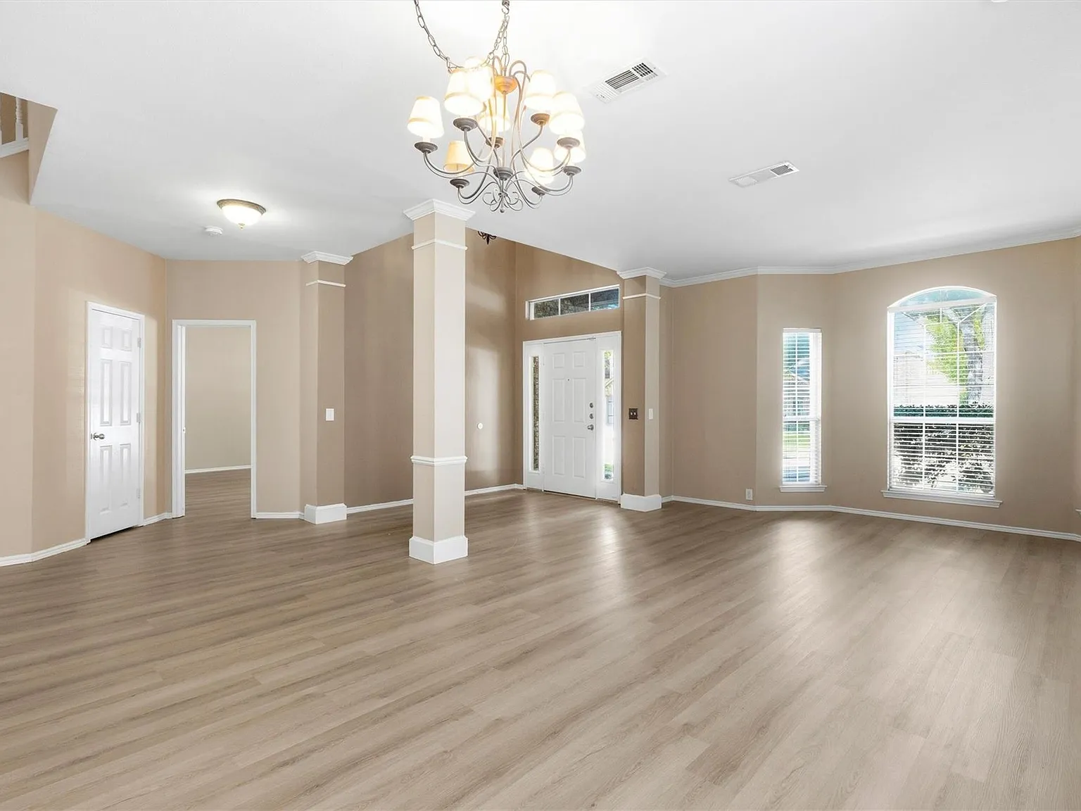 5 bed, 3642 sqft, $3,400 — Photo 2