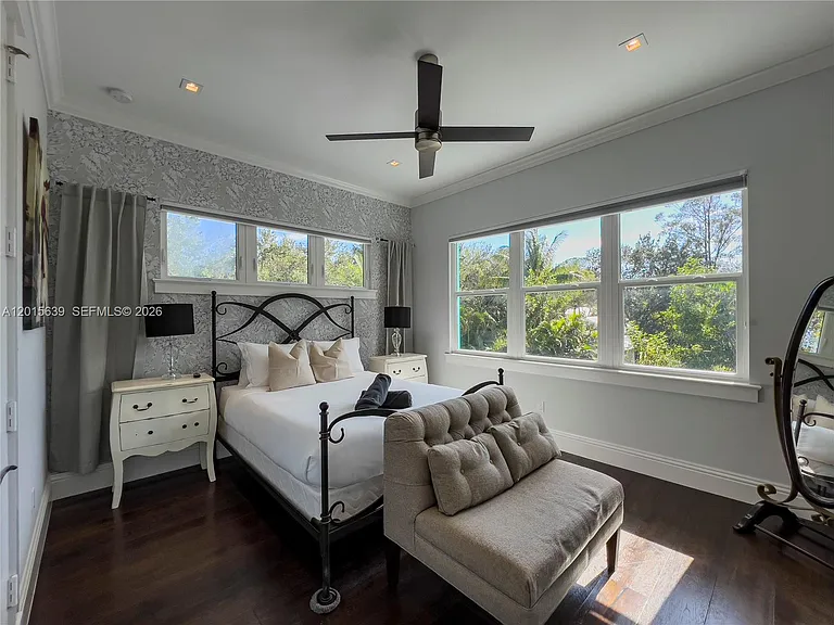 545 SW Indianola St — Photo 35