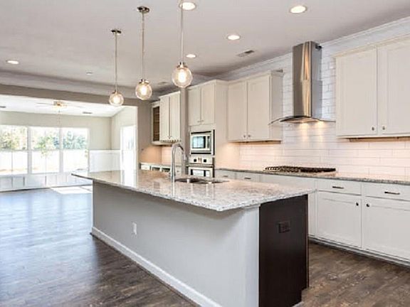 4th image of 537 Butterfly Dr
