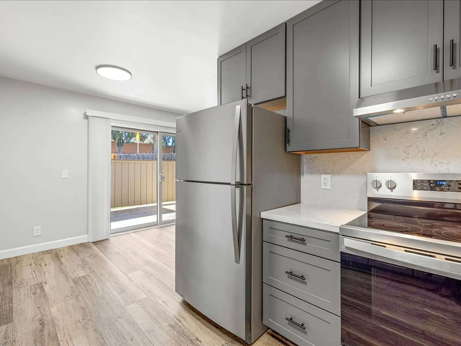 Plaza Apartments — Photo 3