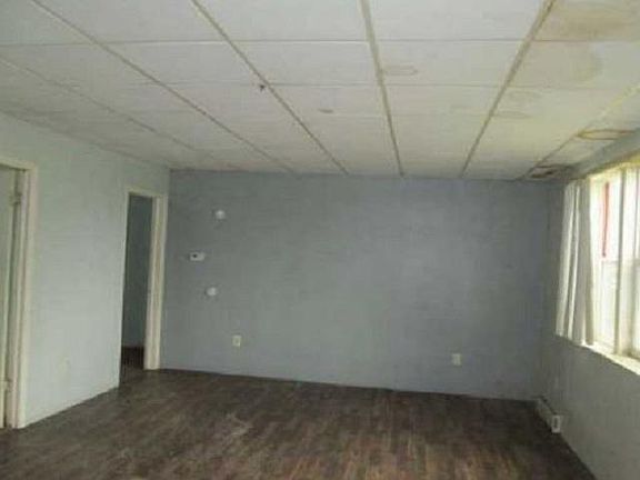 4th image of 3014 Versailles Ave