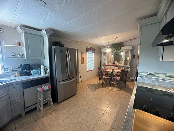 5th image of 102 Carney St