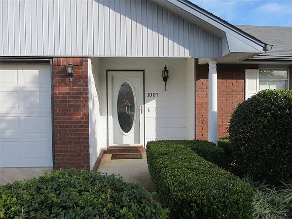 3rd image of 1007 N Oriole Ave