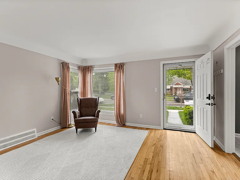 3230 Harding St — Photo 4