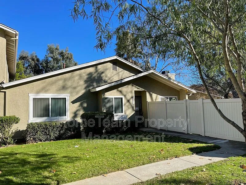 2 bed, 2.0 bath, 1051 sqft, $3,095 — Photo 2