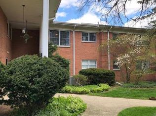 1450 Wing St APT 2A, Elgin, IL 60123