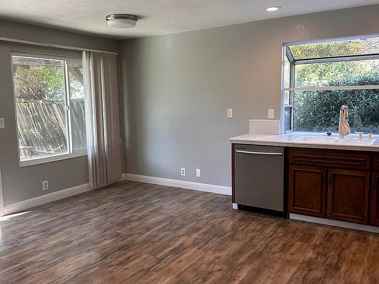 563 Simas Dr — Photo 3