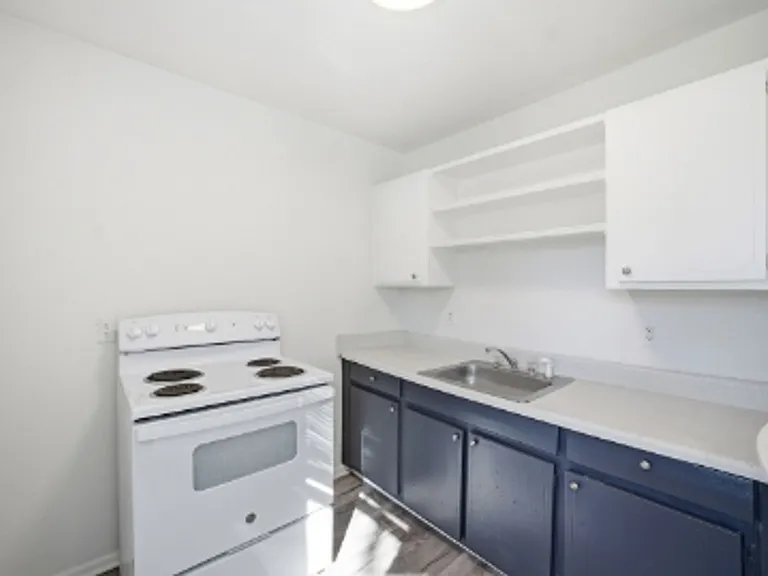 642 Dresden Dr — Photo 3