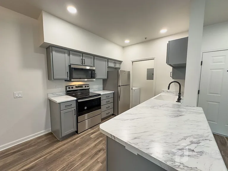 Sterling Oaks Luxury Apartments — Photo 37