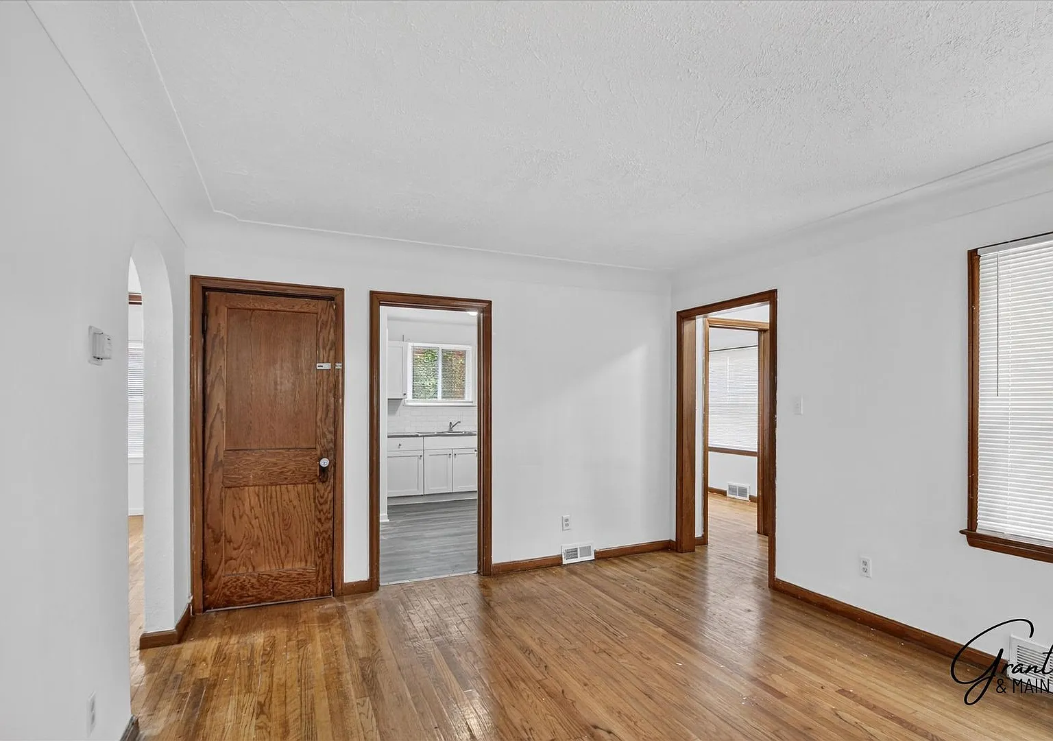 $1295 - 3 bedroom bungalow — Photo 4