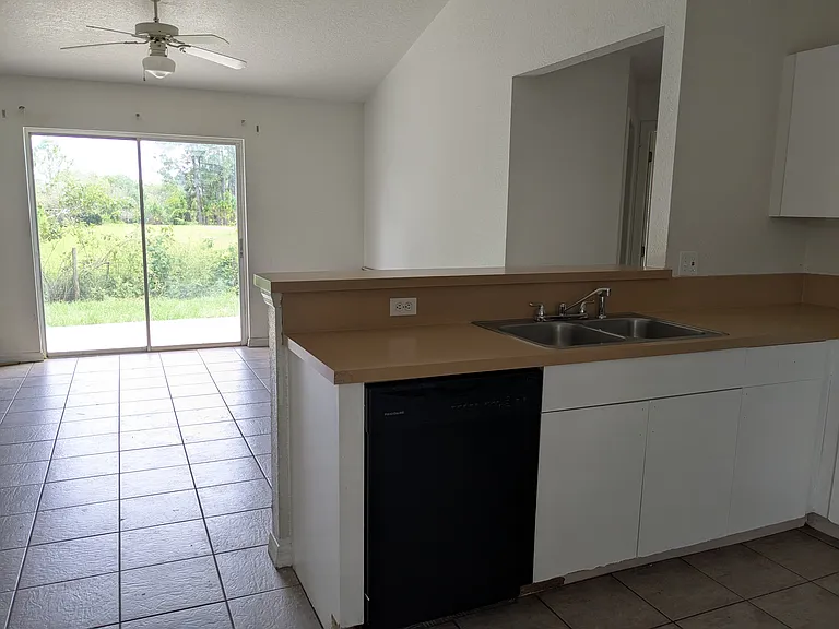 1040 Gary Dr — Photo 8