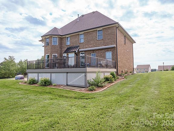3rd image of 151 Club House Dr