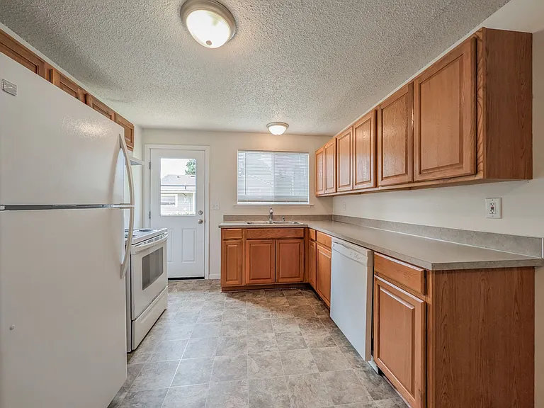 15901 Manor Way — Photo 3