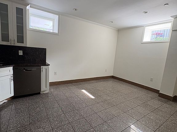 4th image of 377 Danforth Ave #2