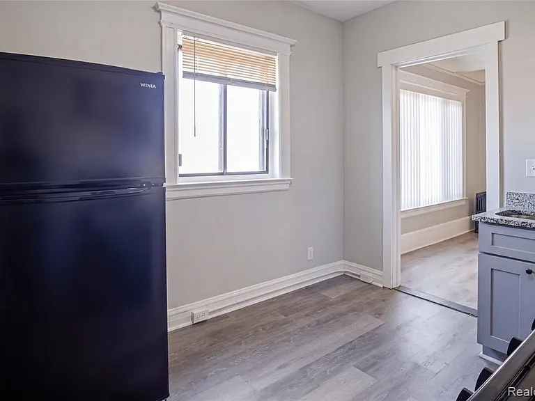 68 E Willis St #10 — Photo 7
