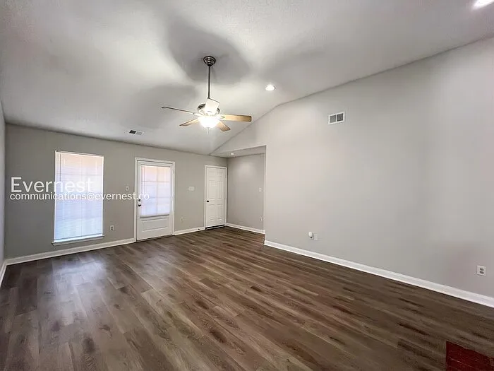 1208 W East Ross Pkwy — Photo 8