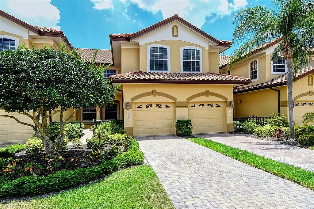 3 bed, 2.0 bath, 1812 sqft, $3,000 — Photo 1