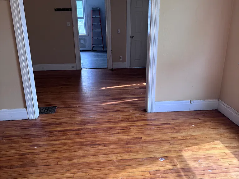 112 Flower Ave E #B — Photo 2