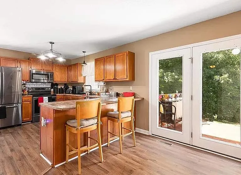 212 Glenview Dr — Photo 4