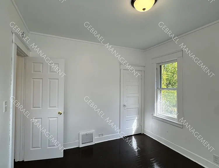 1922 Benjamin St — Photo 10