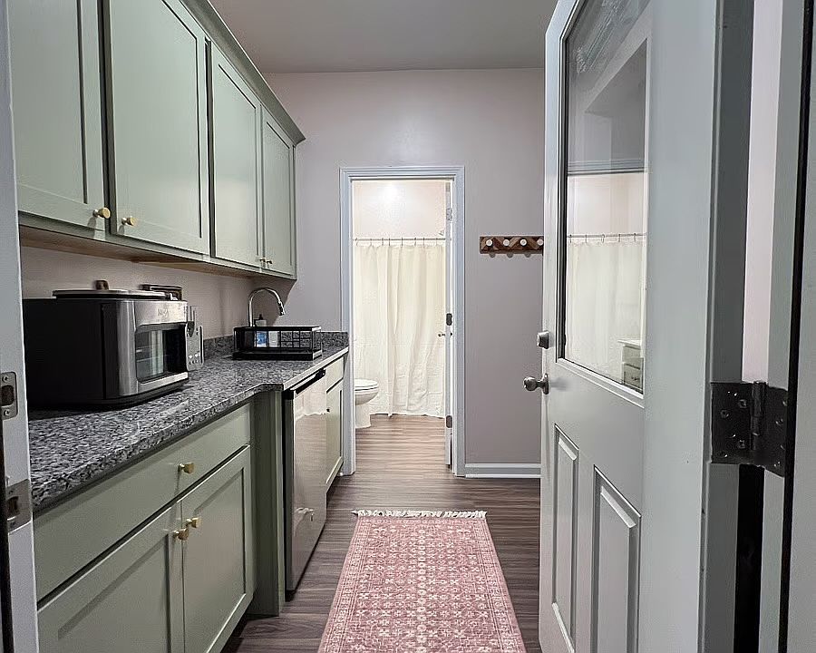 1st image of 100 Crimson St