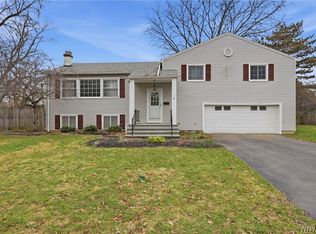1 Hunters Ln, Williamsville, NY 14221