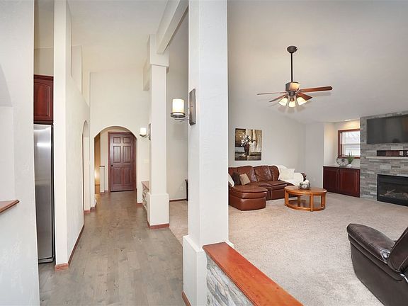 4th image of 935 Linden Oaks Dr