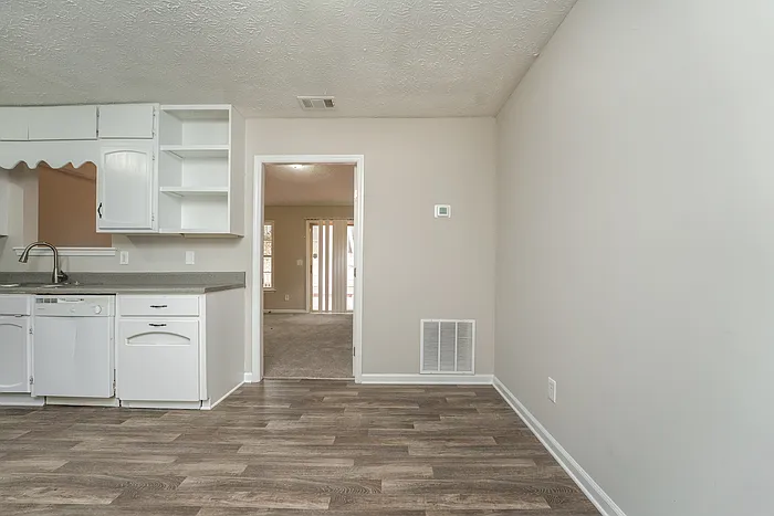 5713 Wells Cir — Photo 4