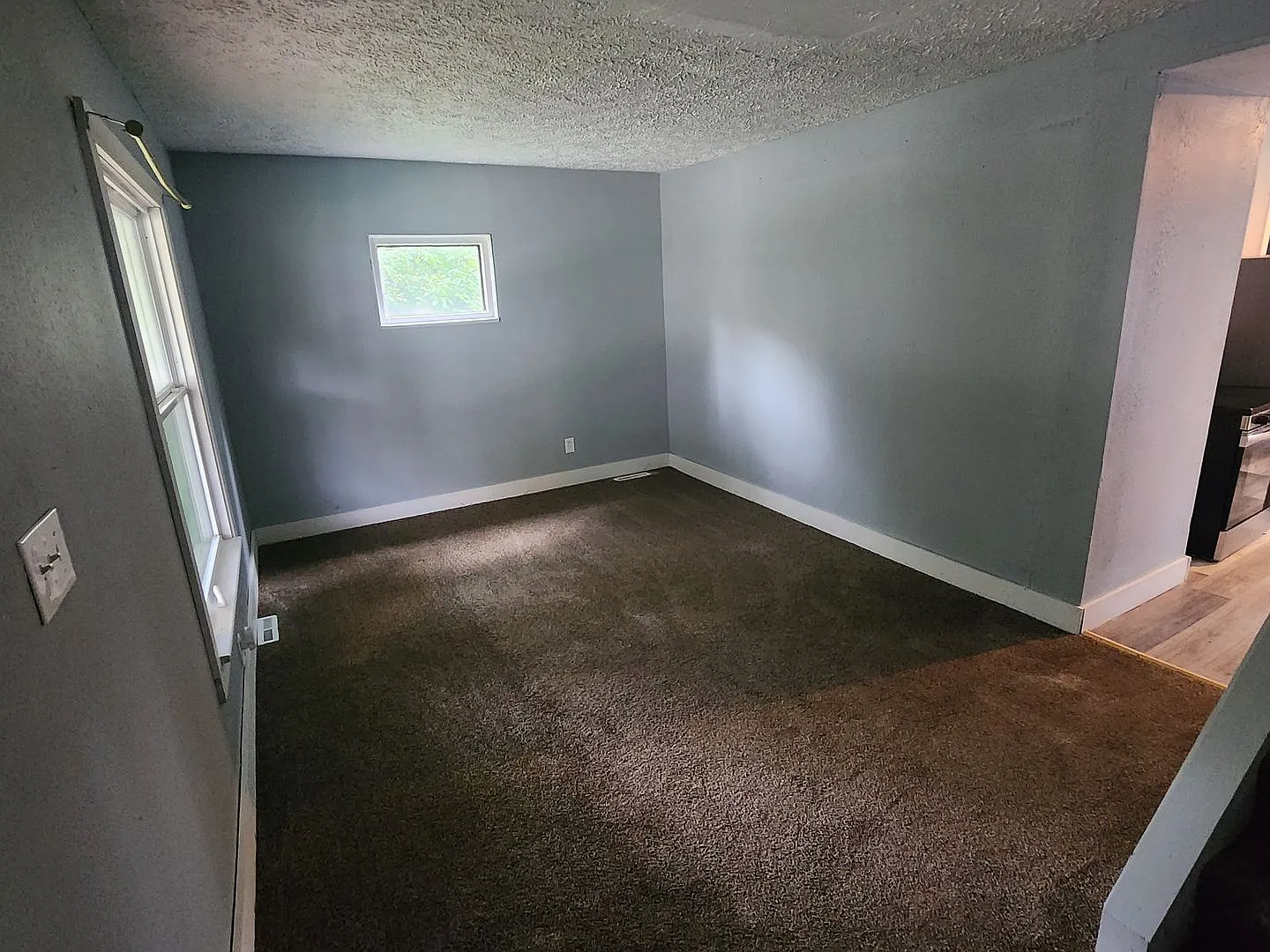 6 Bedroom, 2 Bathroom Home — Photo 3