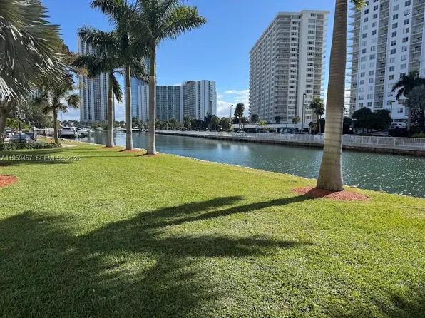 400 Kings Point Dr, Sunny Isles Beach, FL
