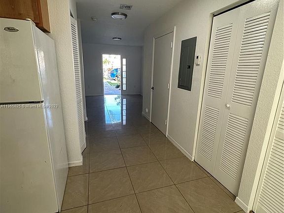 4th image of 2024 NE 167th St APT 3-143