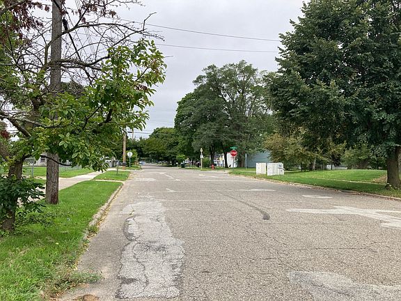 4th image of 3910 Burchfield Dr