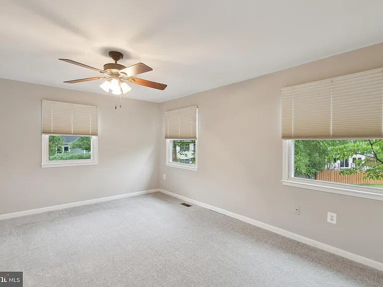 5335 Lake Cove Ct — Photo 15
