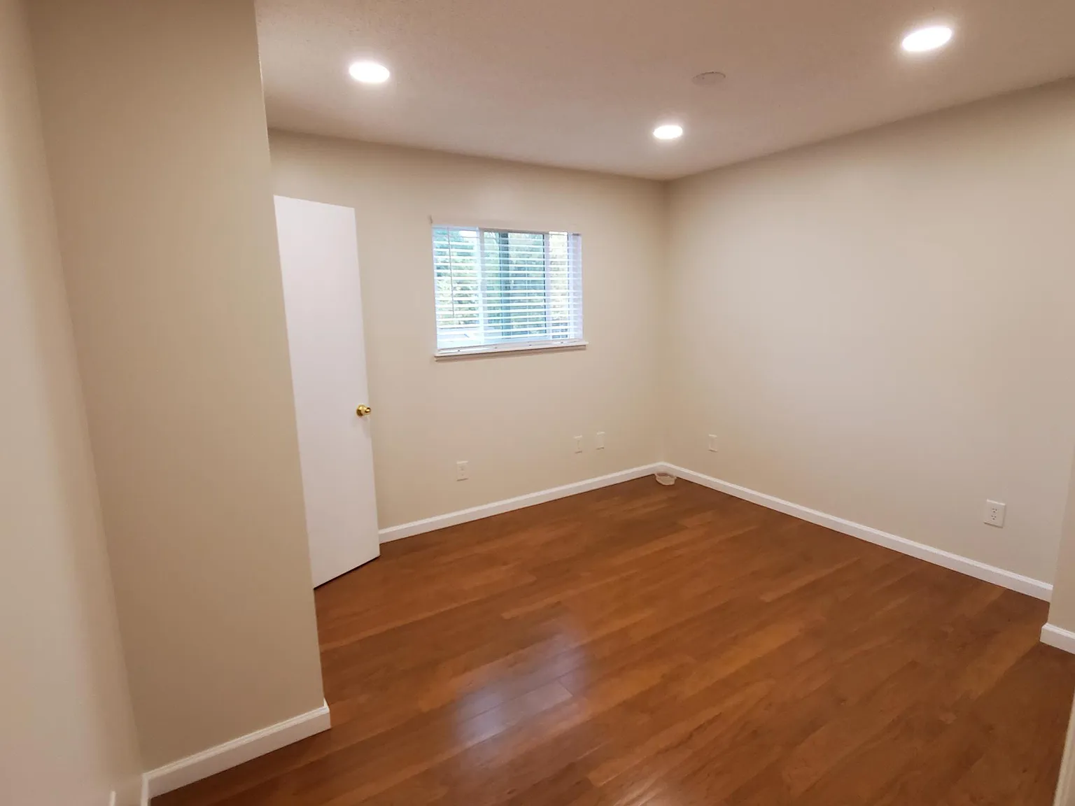 3 bed, 1100 sqft, $1,000 — Photo 2