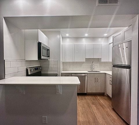 4th image of 310 Hammond Pond Pkwy #5
