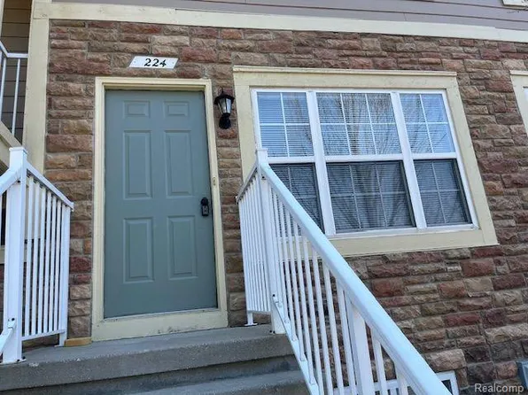 224 Park Green Dr, Lake Orion, MI 48362