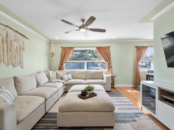 6112 W Buckthorn Rd NW, Calgary, AB T2K 2Z1