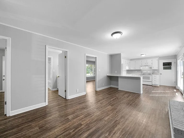 300 Hundred Oaks Dr — Photo 7