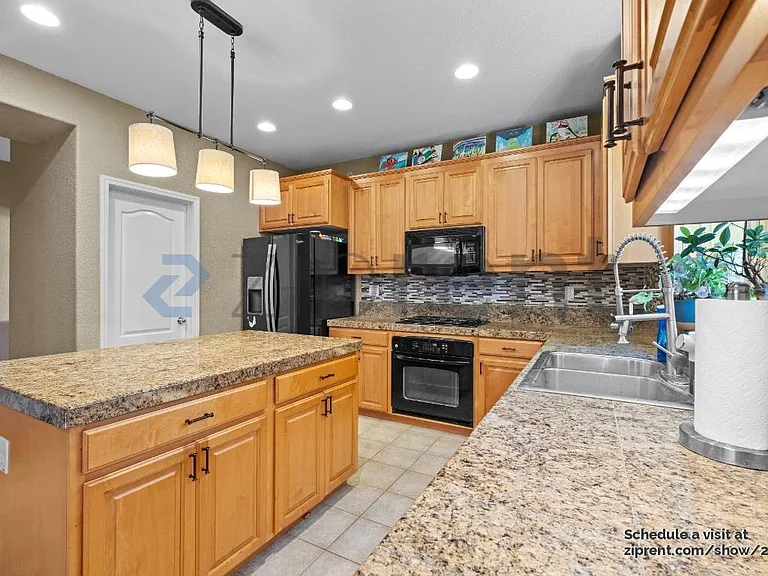 887 Hampton St — Photo 8
