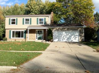 919 Bennington Dr, Lansing, MI 48917